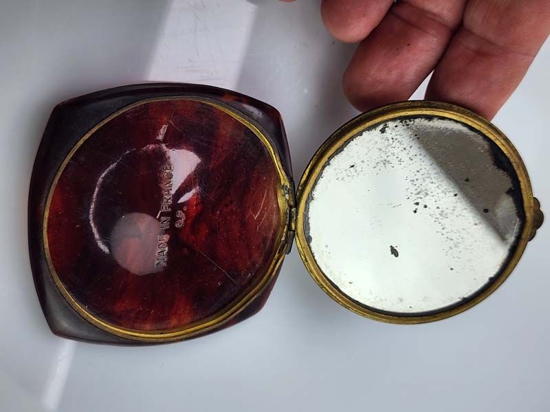 Antiques: Powder Compact - Wellington Exhibition 1940