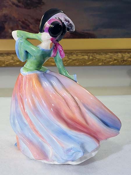 Figurines: Autumn Breezes HN1911 - Royal Doulton