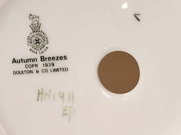 Figurines: Autumn Breezes HN1911 - Royal Doulton