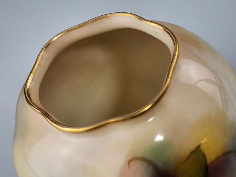 Royal Worcester: Royal Worcester Small Vase - Roses