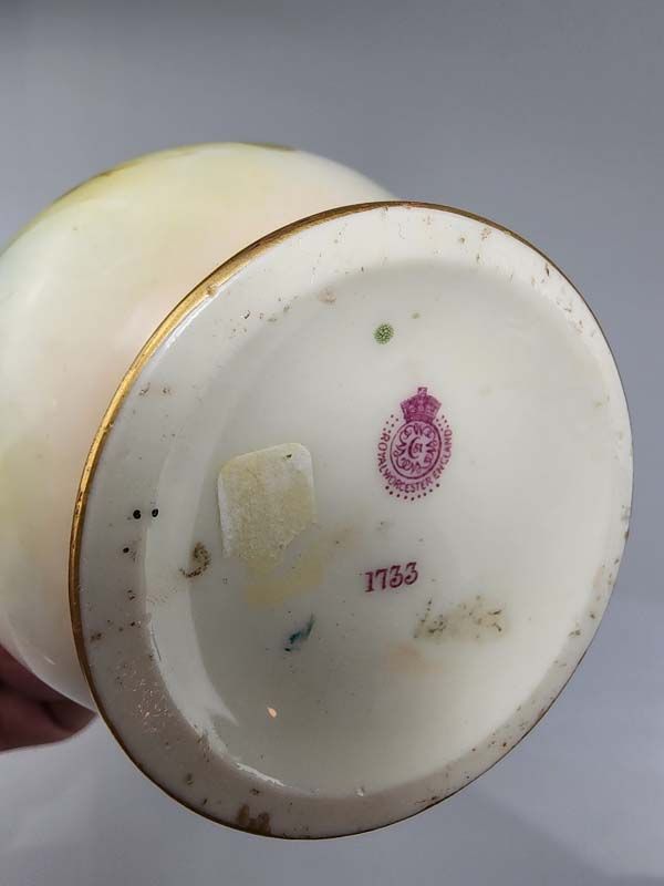 Royal Worcester: Royal Worcester Vase - Roses