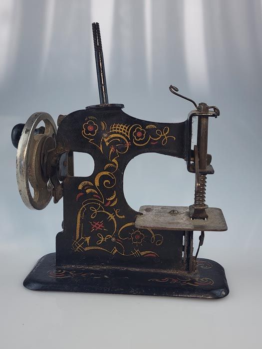 Childs Sewing Machine - German