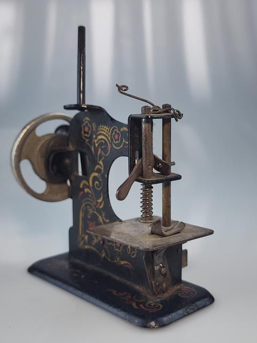 Curios: Childs Toy Sewing Machine