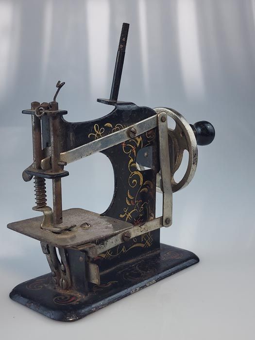 Curios: Childs Toy Sewing Machine