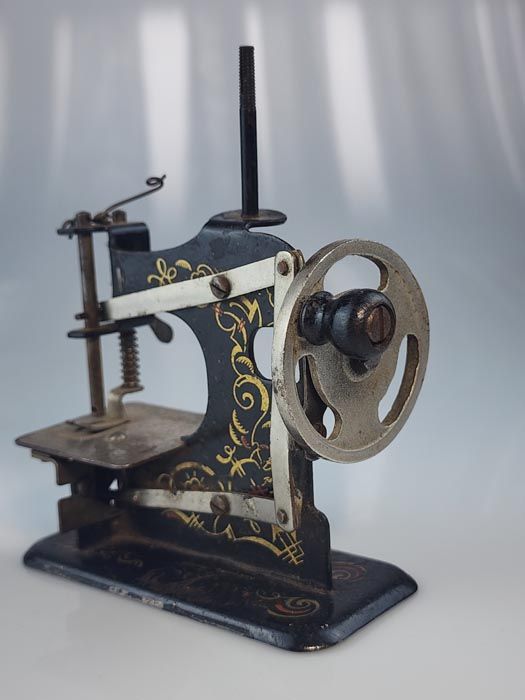 Curios: Childs Toy Sewing Machine
