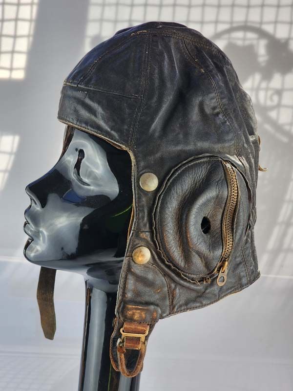 Vintage & Retro: Leather flying helmet